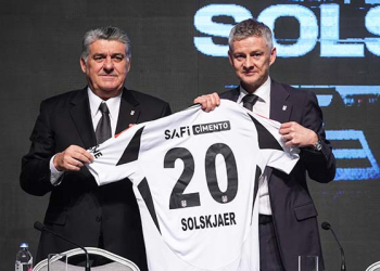Beşiktaş’ın yeni hocası Solskjaer için imza töreni düzenledi