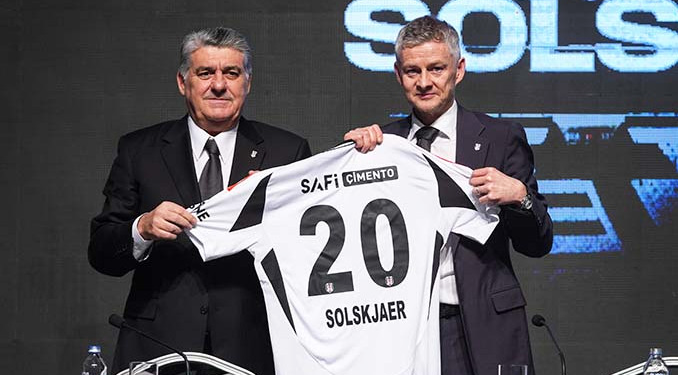 Beşiktaş’ın yeni hocası Solskjaer için imza töreni düzenledi