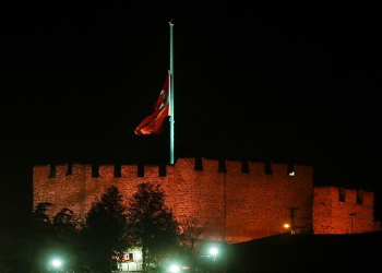Milli yas ilanının ardından bayraklar yarıya indi