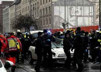 Münih’te bir araç kalabalığa daldı! Yaralılar var