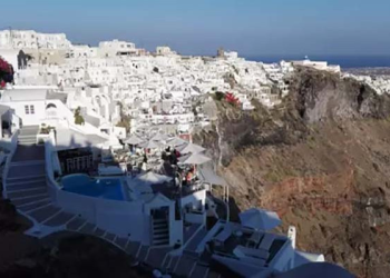 Santorini’de OHAL ilan edildi