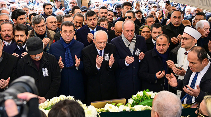 Edip Akbayram’ın cenazesinde tarihi an: İmamoğlu, Kılıçdaroğlu ve İnce yan yana