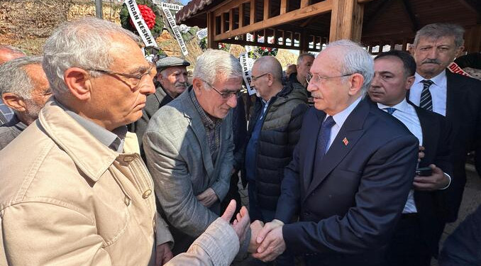 Kılıçdaroğlu kuzeninin cenaze törenine katıldı