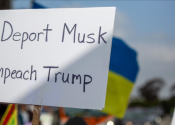 Tesla önünde DOGE ve Elon Musk protestosu