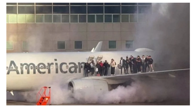 ABD’de uçağın motoru alev aldı: 282 yolcu tahliye edildi