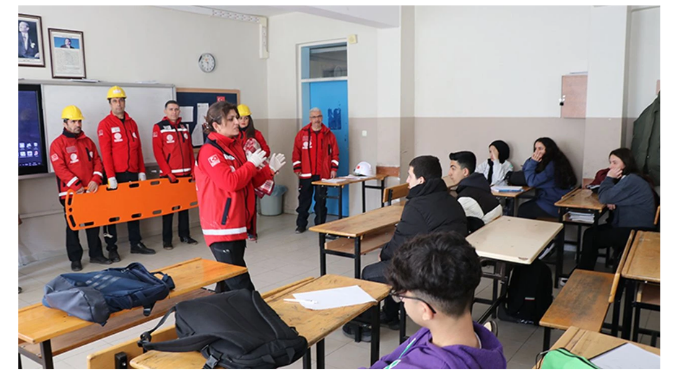 İstanbul’da tüm okullarda Afet Farkındalık Eğitimi: İlk Ders ‘Çök-Kapan-Tutun’