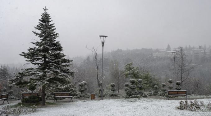 Baharı beklerken kış geri geldi: Ankara beyaza büründü