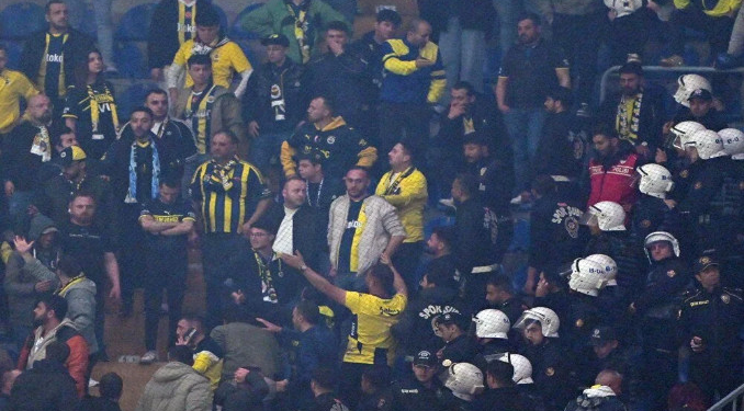 Fenerbahçe taraftarı DJ kabinine saldırdı