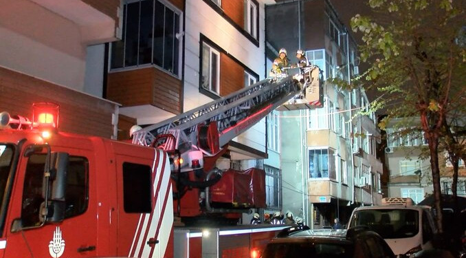 İstanbul’da kuvvetli fırtına! Çatılar koptu