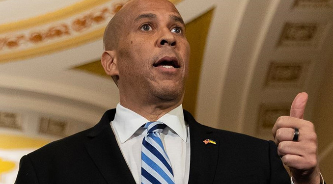 Trump’ın politikalarını protesto için 25 saat kürsüde konuştu