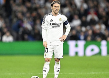 Yıldız futbolcu kulübe ortak oldu