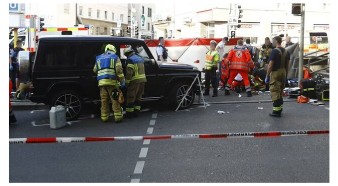 Almanya’da araç kalabalığın içine daldı: 3 kişi yaralandı