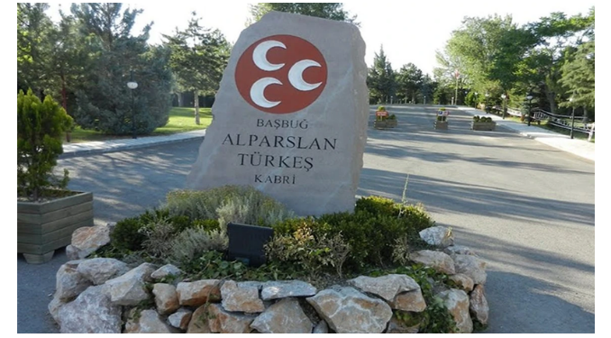 Türkeş’in milletvekili kızına kabir ziyaretinde saldırı