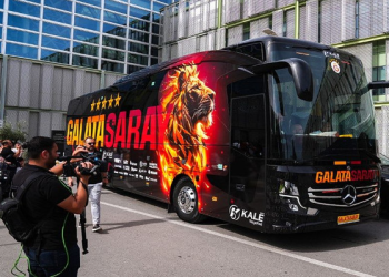 Galatasaray otobüsüne taşlı saldırı