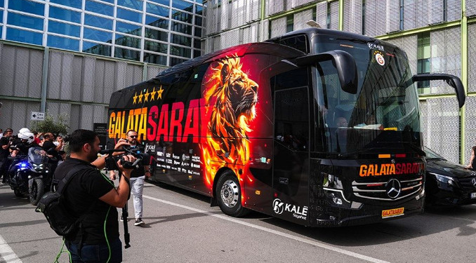 Galatasaray otobüsüne taşlı saldırı