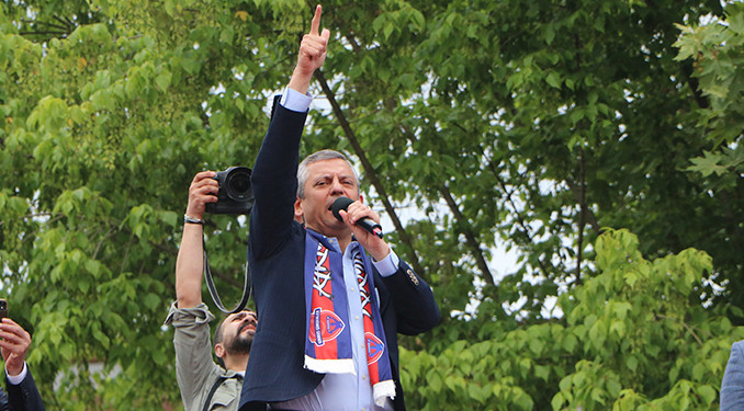 Özgür Özel: Bu kötülüğe teslim olmayacağız