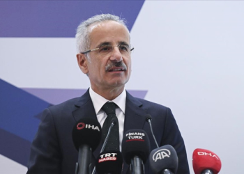 Bakan Uraloğlu: İran ve Irak’ta mahsur kalan 11 Türk uçağını izliyoruz