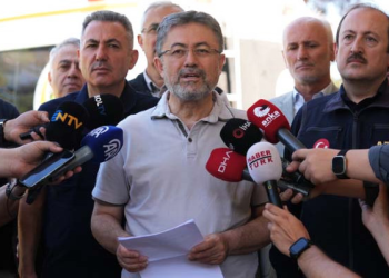 Yumaklı: Menderes ve Seferihisar’daki yangınların enerjisi düşürüldü