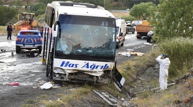 Sivas’ta feci otobüs kazası: 3 ölü, 24 yaralı