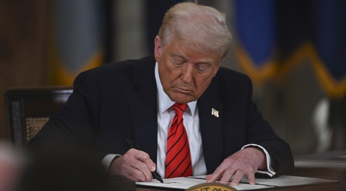 Trump, Suriye’ye yaptırımlarını sonlandıracak imzayı attı