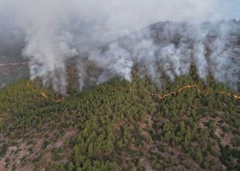 İki il alev alev: 2 bine yakın kişi tahliye edildi