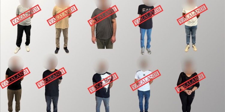 Kırmızı bültenle aranan 10 suçlu Türkiye’ye getirildi