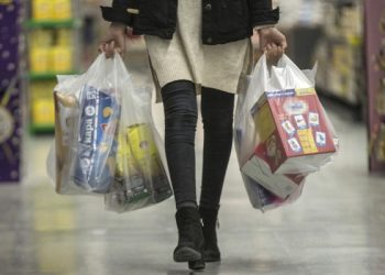 Mağazalarda yalnızca kağıt torba satışı yasaya aykırı bulundu