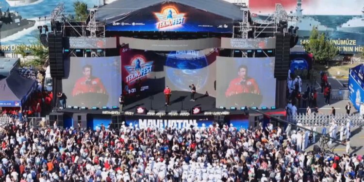 TEKNOFEST Mavi Vatan sona erdi: Bayraktar’dan gençlere övgü