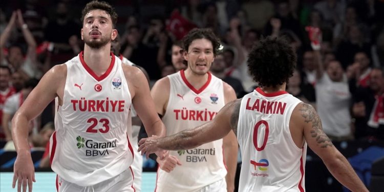 12 Dev Adam yarı final için sahada