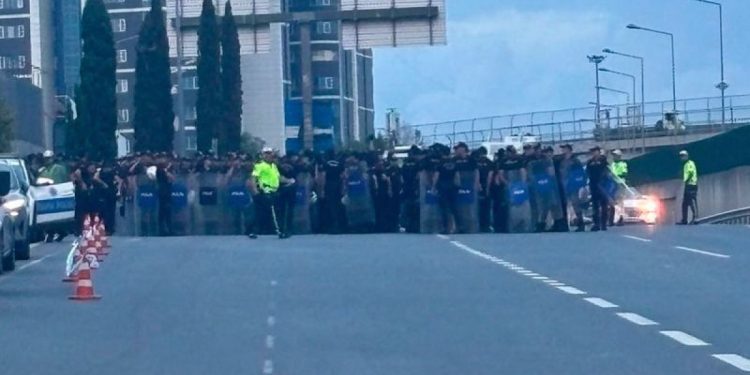 CHP İstanbul il binası abluka altında: Polis yolları kapattı