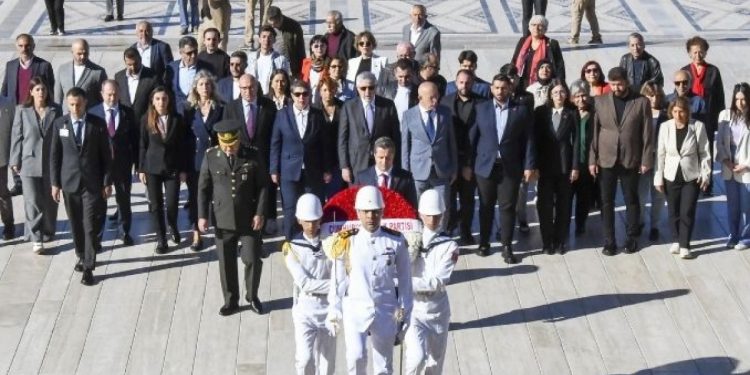 CHP heyeti, kurultay öncesi Anıtkabir’i ziyaret etti