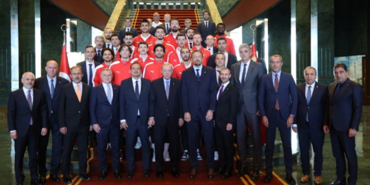 Cumhurbaşkanı Erdoğan A Milli Erkek Basketbol Takımı’nı kabul etti