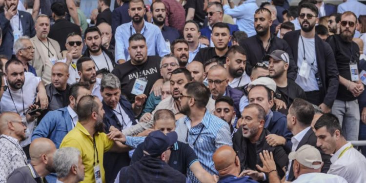 Fenerbahçe’de kongrede yetki krizi: Yönetimin isteği reddedildi