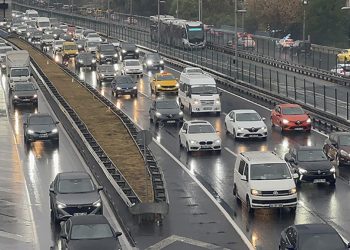 Haftanın ilk iş günü yoğunluğu yağışla birleşince İstanbul trafiği durma noktasına geldi