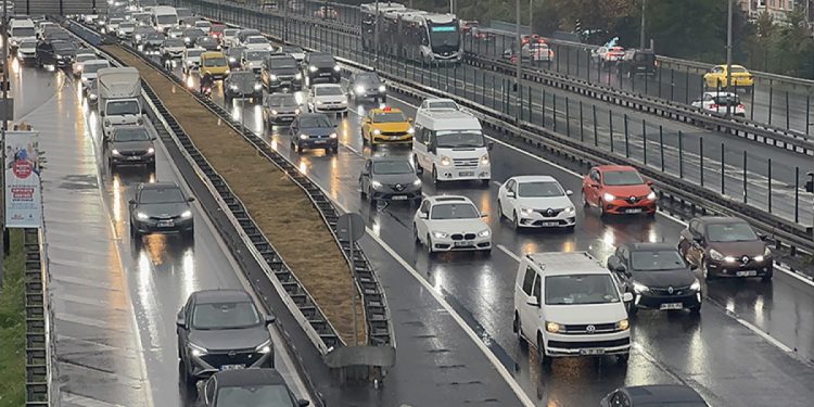 Haftanın ilk iş günü yoğunluğu yağışla birleşince İstanbul trafiği durma noktasına geldi