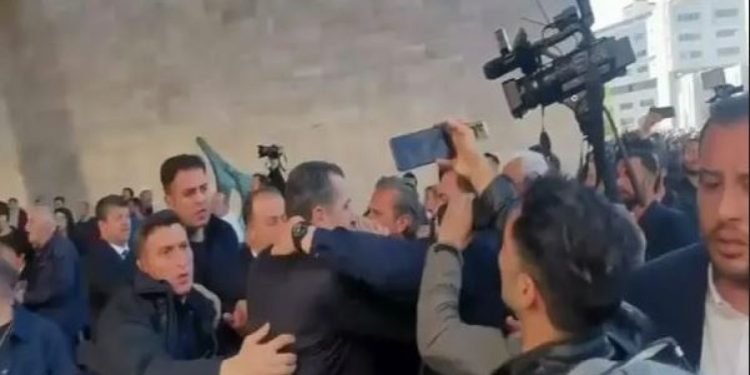 Özgür Özel’e saldırı davası ertelendi