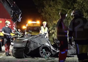 Tesla’nın kapıları açılmadı: 3 kişi diri diri yandı