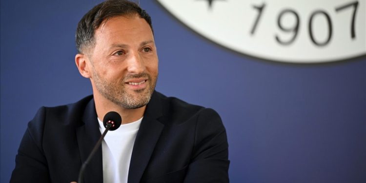 Yeni teknik direktör Domenico Tedesco için imza töreni düzenlendi