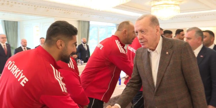 Cumhurbaşkanı Erdoğan’dan güreş şampiyonlarına onurlandırıcı kabul