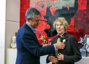 Özgür Özel, CHP’ye üye olan Ayşe Kulin’e rozet taktı