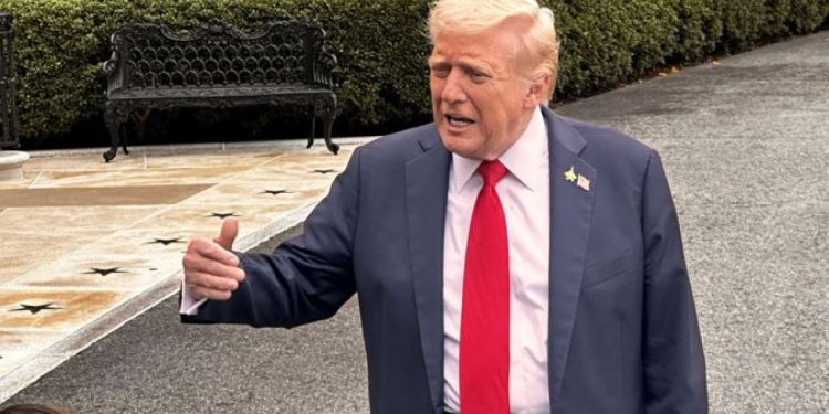 Trump, ithal otobüs ve kamyonlar için yeni tarife uygulayacak