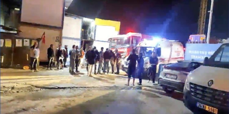 Beyoğlu’nda metro inşaatında iskele çöktü