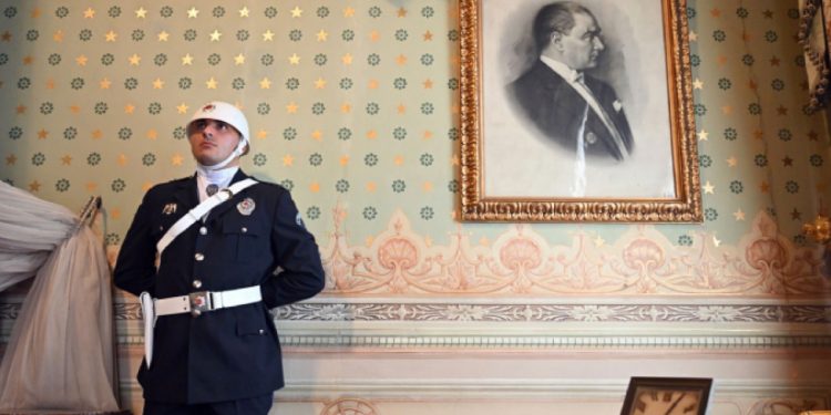 Büyük Önder Atatürk, Dolmabahçe Sarayı’ndaki odasında törenle anıldı