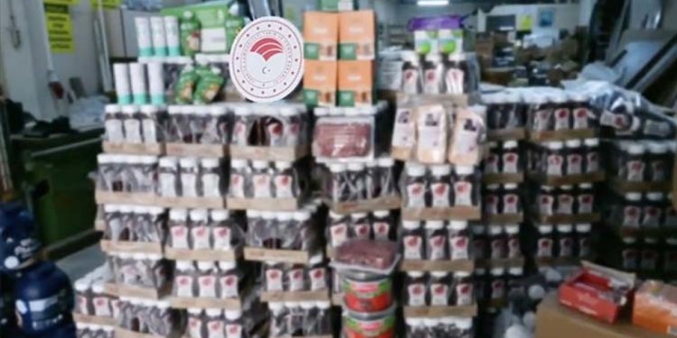 İzmir’de şok baskın: 30 ton bozuk gıda ele geçirildi