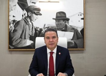 Muhittin Böcek hastaneye kaldırıldı