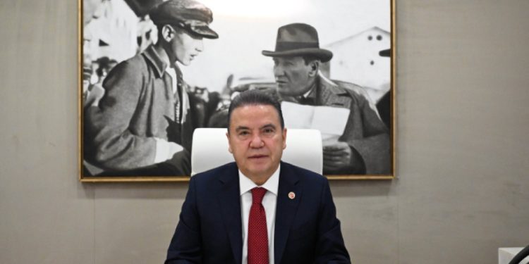 Muhittin Böcek hastaneye kaldırıldı