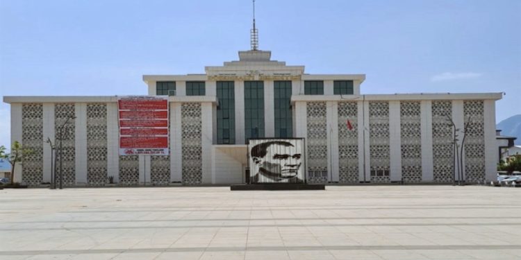 Döşemealtı Belediyesi’ne operasyon: 10 gözaltı