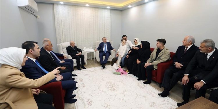 Erdoğan’dan Hatay’da depremzede Karakuş ailesine ziyaret