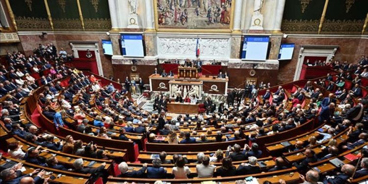 Fransa’da kapanmayı önleyecek özel bütçe tasarısı kabul edildi