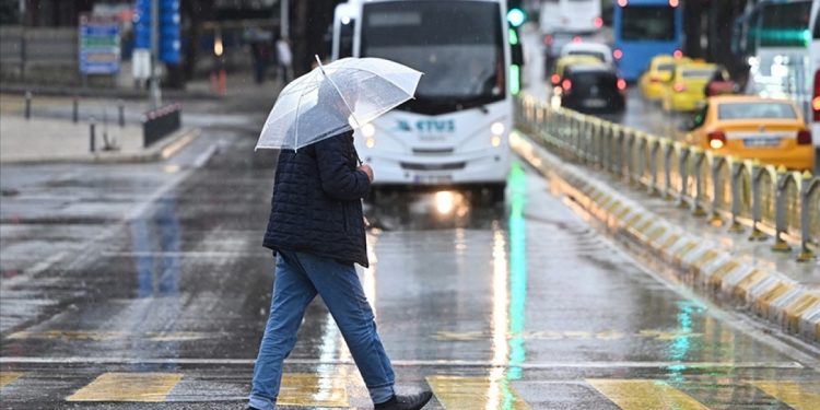 Hafta sonu hava değişiyor: Sağanak yağış kapıya dayandı!